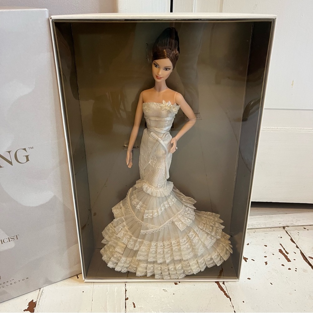 Barbie Vera Wang Bride - The Romanticist - Gold
Label - NRFB - 2008